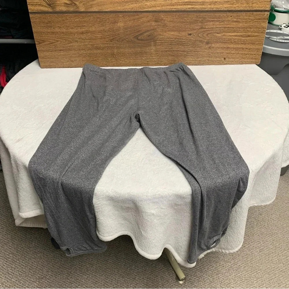 SO gray Capri leggings size XL.  Cute cutouts at the bottom of each leg - Picture 8 of 8